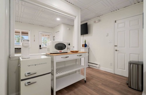 Sylvan Beach Apartment | `Driftwood Den`-New Jacuzzi Suite in Sylvan!