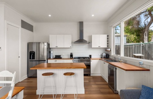 Portarlington House | Driftwood on Smythe - Beautifully Renovated with Bay Views.