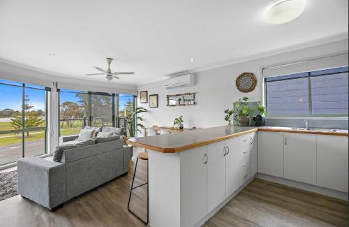 Lakes Entrance House | Driftwood Townhouse - Waterfront-Central Location