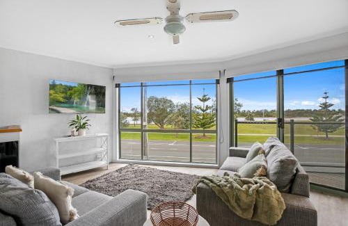 Lakes Entrance House | Driftwood Townhouse - Waterfront-Central Location
