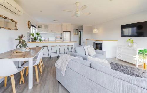 Lakes Entrance House | Driftwood Townhouse - Waterfront-Central Location