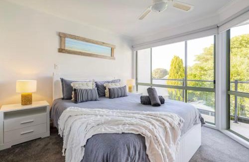 Lakes Entrance House | Driftwood Townhouse - Waterfront-Central Location