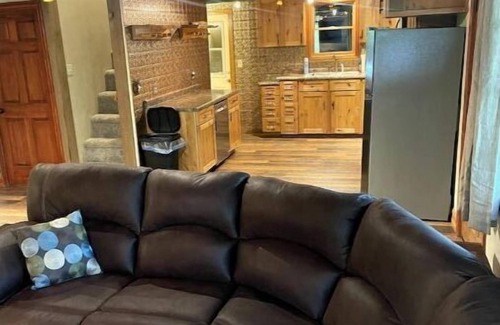 Lansing House | Drop Tine Ridge w/Hot Tub
