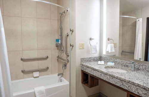 Central Arlington Hotel | Drury Plaza Hotel Dallas Arlington