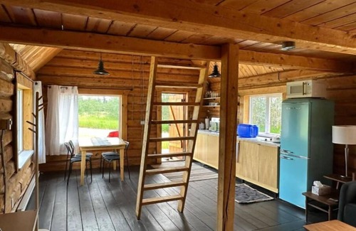 Whitehorse Cabin | Dry Log Cabin with Mountain Views