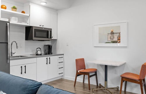 East Cesar Chavez Apartment | DT ATX Studio | Queen Bed | Sofa Bed | Patio