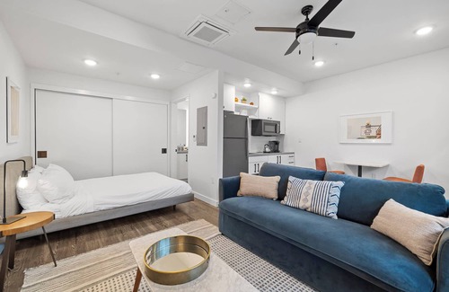 East Cesar Chavez Apartment | DT ATX Studio | Queen Bed | Sofa Bed | Patio
