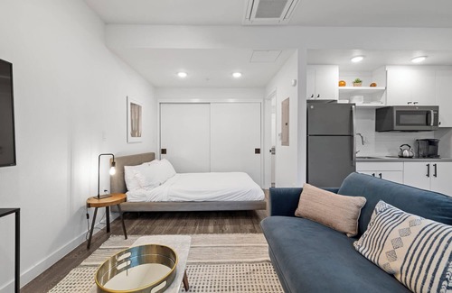 East Cesar Chavez Apartment | DT ATX Studio | Queen Bed | Sofa Bed | Patio
