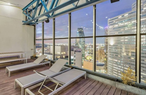 Downtown Dallas Apartment | DT Lux 1 Bed | 976sqft | 26th Floor | Gym | Pool