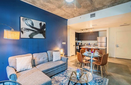 Evans Churchill Apartment | DT PHX Getaway with Balcony + Pool + Gym and W/D