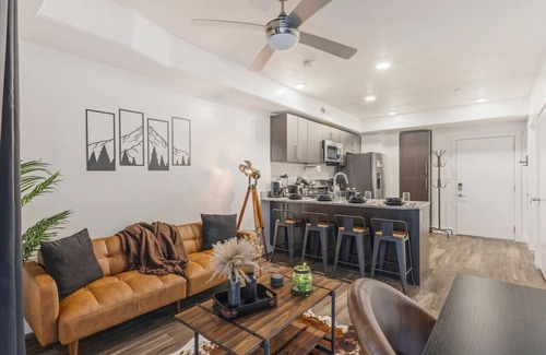Rio Grande Apartment | DT SLC | King Bed | Gym | Parking | Walk Score 90