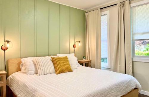Renton Apartment | DT Stylish & Newly Renovated Home 2bdrm KQ beds Sea Tac 6 Miles with AC