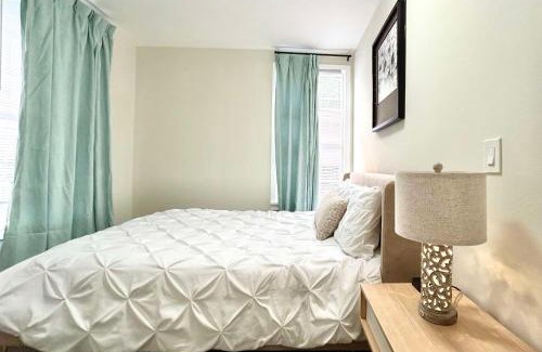 Renton Apartment | DT Stylish & Newly Renovated Home 2bdrm KQ beds Sea Tac 6 Miles with AC