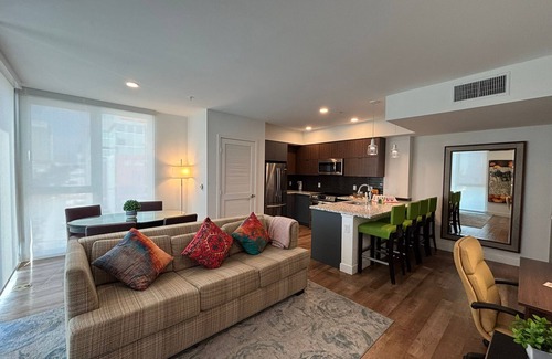 Koreatown Hotel | DTLA 1BR Deluxe near K-Town & Staples – Rooftop, Gym, WiFi