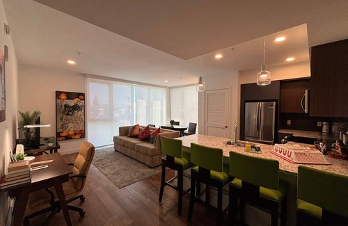 Koreatown Hotel | DTLA 1BR Deluxe near K-Town & Staples – Rooftop, Gym, WiFi