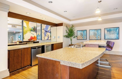 Downtown Condo | DTSS LuxePad 2B2B with Rooftop Pool DC View Lounge