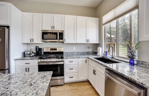Woodland Park House | Dtwn Woodland Park Townhome w/Covered Deck