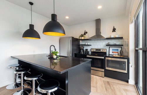Historic Edgefield House | Dual Bachelor Pads w/Rooftop Lounge & Games | Sleeps 26 | 5 Min to Broadway