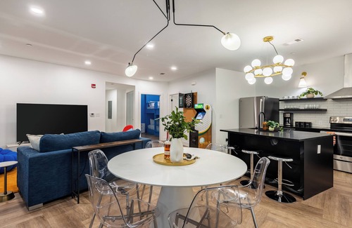 Historic Edgefield House | Dual Bachelor Pads w/Rooftop Lounge & Games | Sleeps 26 | 5 Min to Broadway