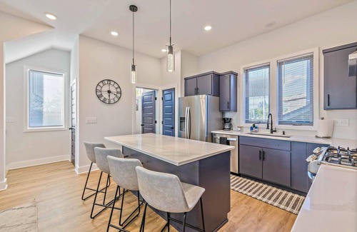 East Nashville House | ★ Dual Townhome, 8-bedrooms, Skyline Views, 1 mile to Titans Stadium ★