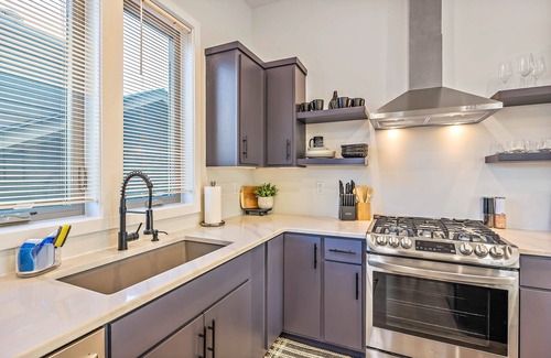 East Nashville House | ★ Dual Townhome, 8-bedrooms, Skyline Views, 1 mile to Titans Stadium ★