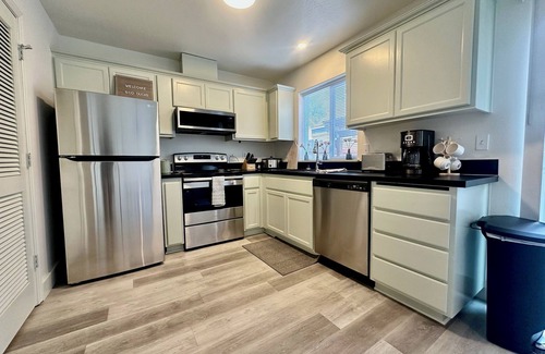 Amazon House | Duck Den - 3 Bedroom Near University of Oregon Campus & Autzen Stadium