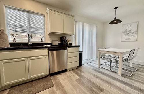 Amazon House | Duck Den - 3 Bedroom Near University of Oregon Campus & Autzen Stadium