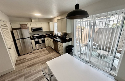 Amazon House | Duck Den - 3 Bedroom Near University of Oregon Campus & Autzen Stadium