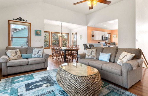 Duck House | Ducktopia: 6-minute walk to Beach, Pool, Hot Tub, Short Walk to Downtown Duck