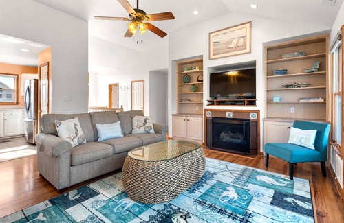 Duck House | Ducktopia: 6-minute walk to Beach, Pool, Hot Tub, Short Walk to Downtown Duck