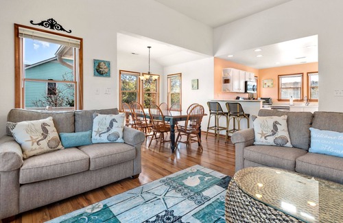 Duck House | Ducktopia: 6-minute walk to Beach, Pool, Hot Tub, Short Walk to Downtown Duck