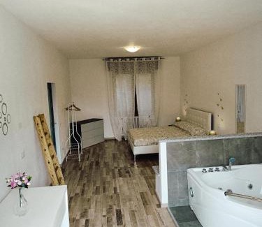 Lezzeno Apartment | Dudi Jolie Maison - Jacuzzi