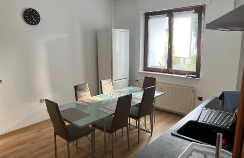 Mittelmeiderich Apartment | Duisburg FeelHome, Flughafen nah, 6 Personen, Badewanne, Zentral, WiFi, Ground Floor