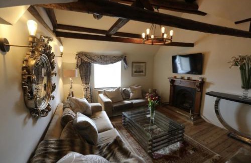 Lyme Regis Apartment | Duke of Monmouth penthouse luxury apartment Lyme Regis 3 bedroom parking Hot tub Garden dog friendly