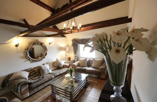 Lyme Regis Apartment | Duke of Monmouth penthouse luxury apartment Lyme Regis 3 bedroom parking Hot tub Garden dog friendly