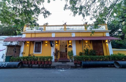 White Town House | Dumas Guest House