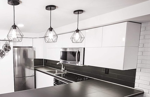 Cabbagetown South House | DUNDAS SQUARE Luxury Apartment - hybrid office!!