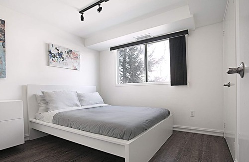 Cabbagetown South House | DUNDAS SQUARE Luxury Apartment - hybrid office!!