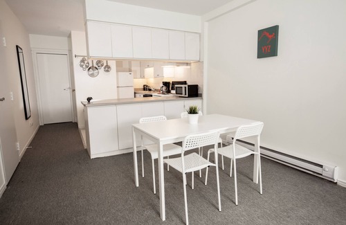 Cabbagetown South House | DUNDAS SQUARE - Spacious Bunker - with 2 Desks