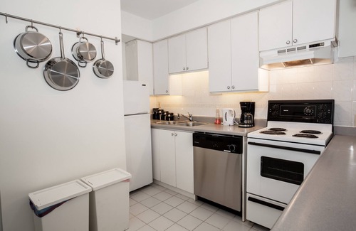 Cabbagetown South House | DUNDAS SQUARE - Spacious Bunker - with 2 Desks