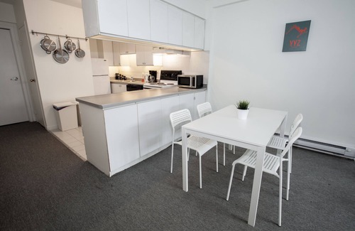 Cabbagetown South House | DUNDAS SQUARE - Spacious Bunker - with 2 Desks