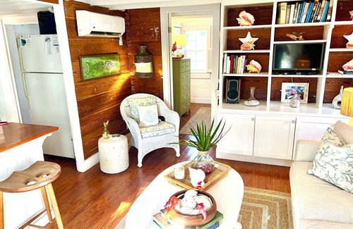 Hope Town House | Dunwanderin-Historic Cottage in the Heart of Hope Town w/dock