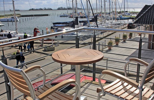 Lemkenhafen Apartment | DUO on the upper floor - apartment with harbor vie