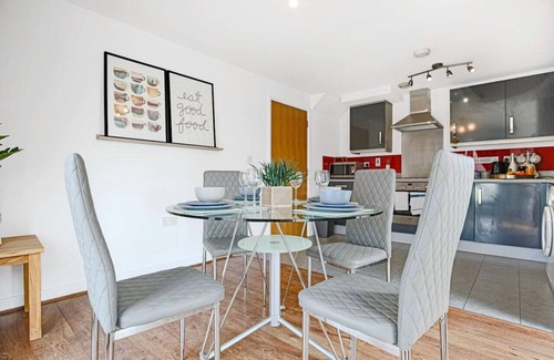 Newport Pagnell Apartment | Duplex Apartment Balcony FreeParking SmartTV
