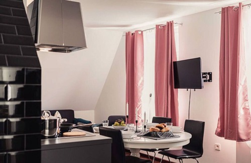 Lahr Apartment | Duplex apartment in the style of a wedding suite with shower and bathtub