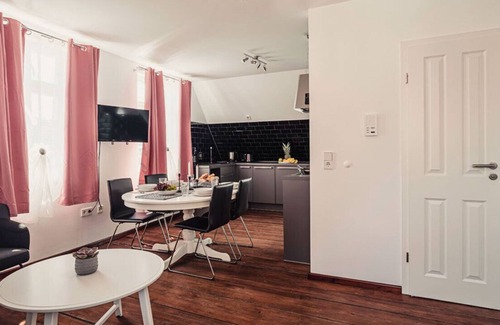 Lahr Apartment | Duplex apartment in the style of a wedding suite with shower and bathtub