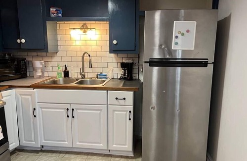 Riverside House | Duplex B KING Bed, Laundry, Desk by Downtown