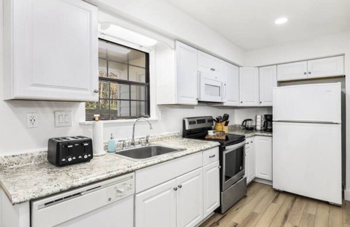 Matthews House | Duplex Delight: Perfect for Big Groups & Families!