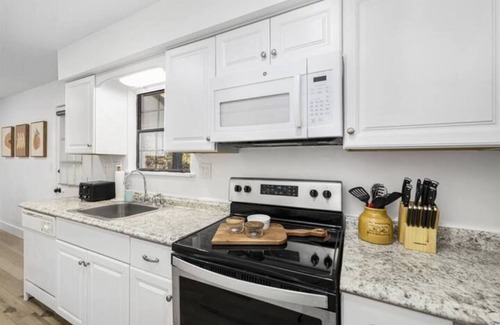 Matthews House | Duplex Delight: Perfect for Big Groups & Families!