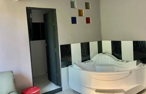 Zona Rosa Apartment | Duplex w Rooftop, Pool & 3 Jacuzzi, Maid, Security